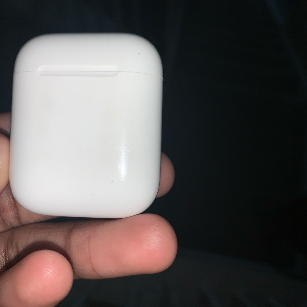 AirPods charging case